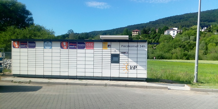 Paczkomat MDL01M obok stacji Orlen