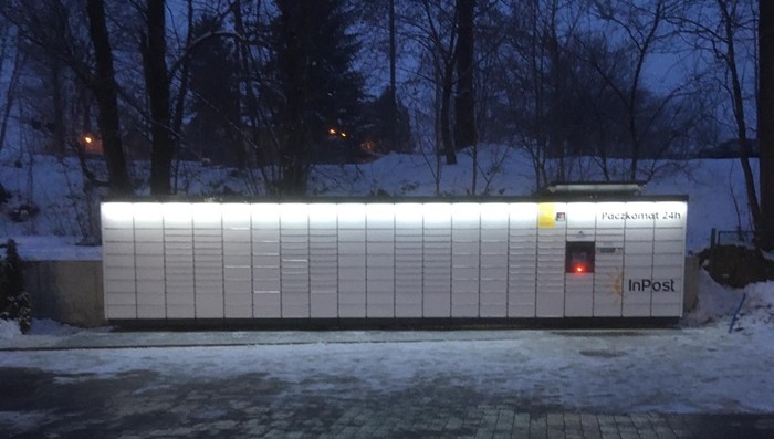 Paczkomat MDL04M Na parkingu - z tyłu budynku