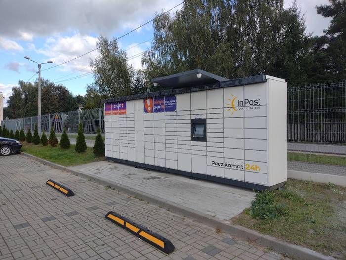Paczkomat MDO01M Na parkingu przy hali sportowej