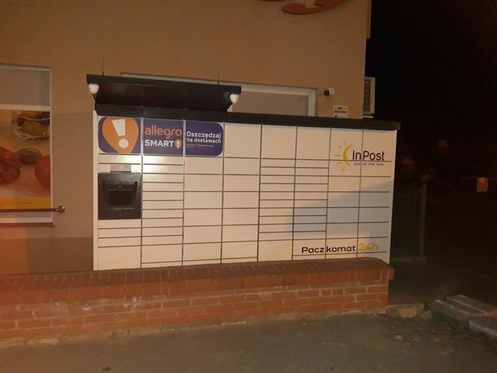 Paczkomat MDW01M Po lewej stronie od wejścia do sklepu