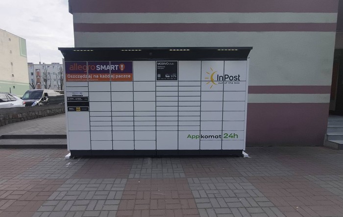 Paczkomat MDY02BAPP Przy budynku mieszkalnym