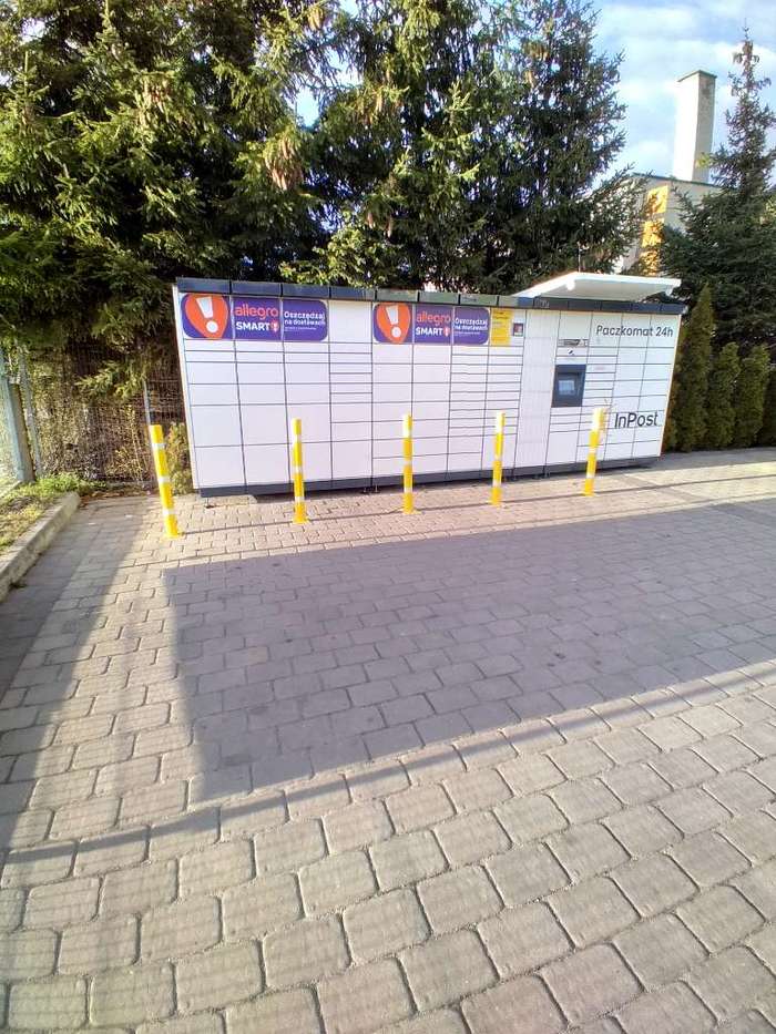 Paczkomat MDY02M na stacji gazu i sklepu  Auto-Land