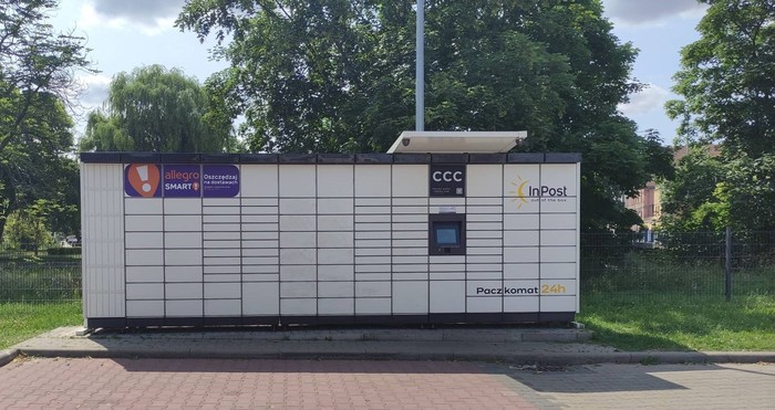 Paczkomat MDY06M na parkingu centrum handlowego