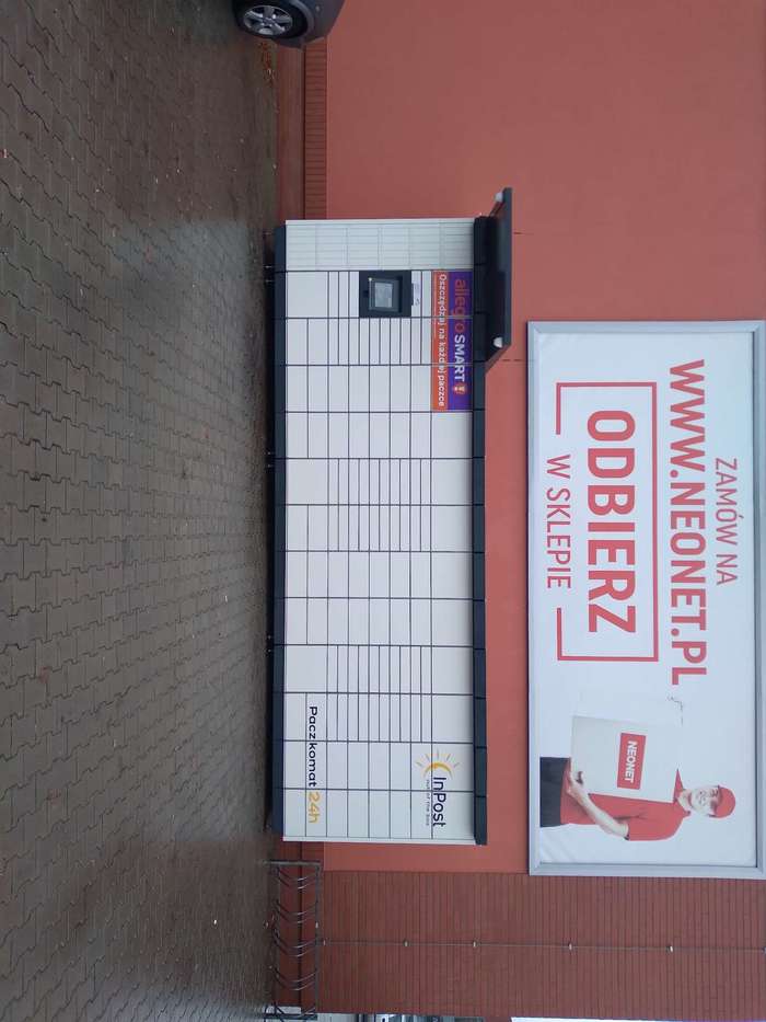 Paczkomat MDY09M Na parkingu sklepu NEONET