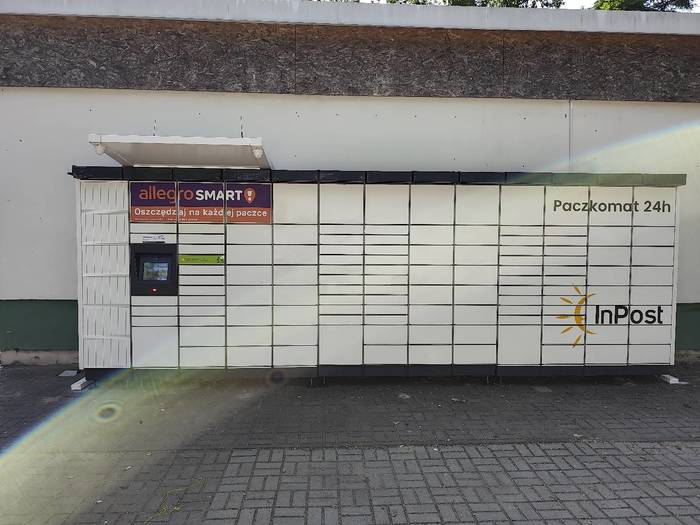 Parcel Locker MDY11M Przy budynku sklepu