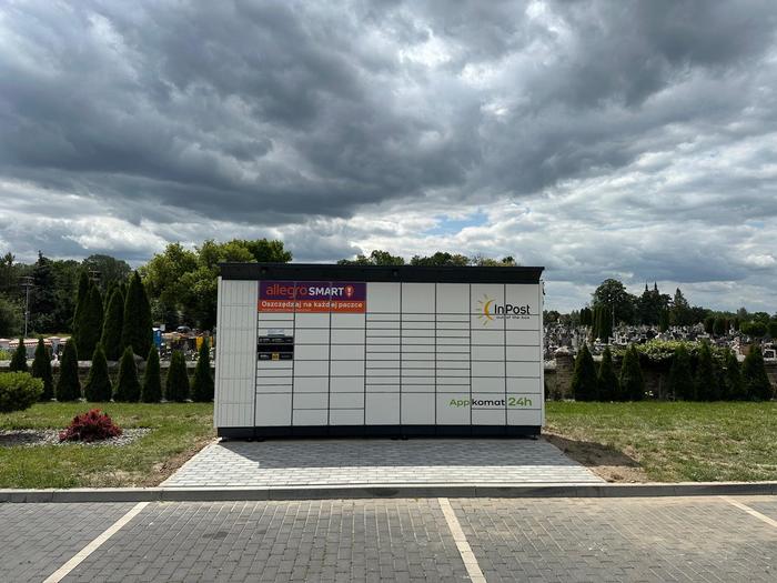 Paczkomat MDZ01BAPP parking przed sklepem przy Burgerach