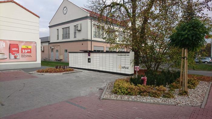 Paczkomat MDZ02M Na parkingu przy sklepie Lidl