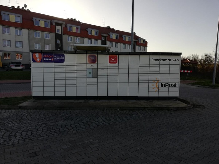 Paczkomat MDZ04N Na parkingu przy stacji paliw Neo