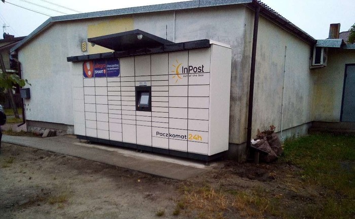 Paczkomat MDZ07M przy budynku Biura Rachunkowego