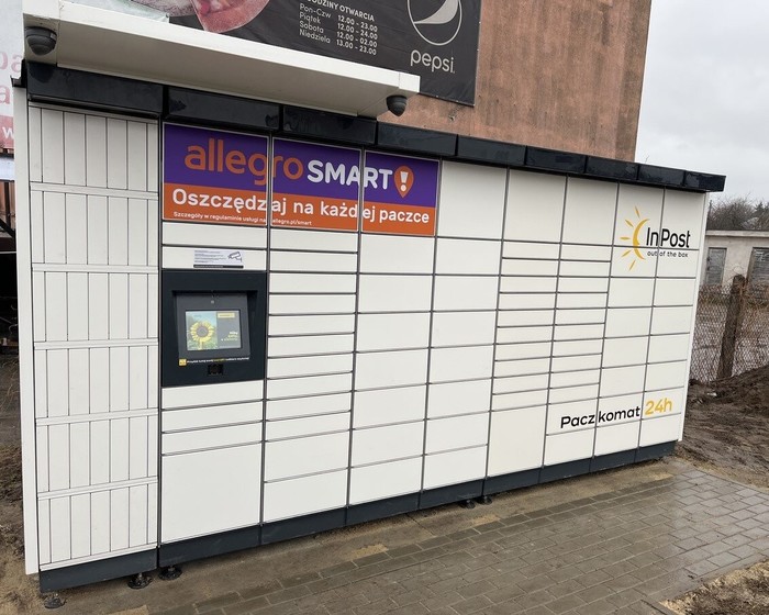 Paczkomat MDZ10M parking przed barem