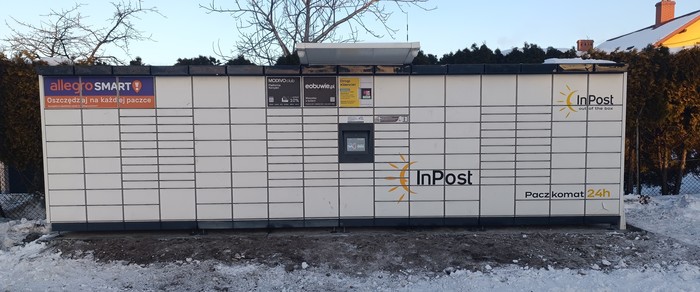 Paczkomat MED01M Na parkingu sklepu Delikatesy Centrum