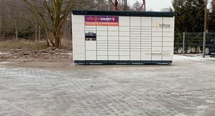 Paczkomat MEQW01BAPP Przy podjeździe