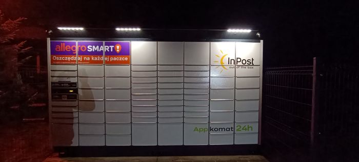 Parcel Locker MEZN01BAPP Obok sklepu spożywczego