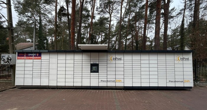 Paczkomat MGD01M Na parkingu przy Żabce