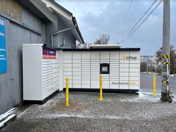 Parcel Locker MGL01M Na placu przed budynkiem