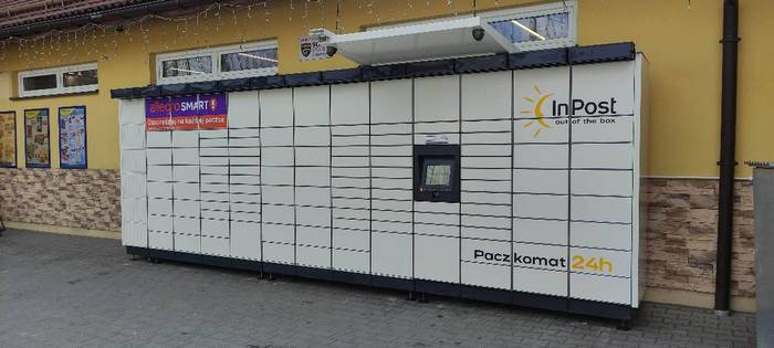 Paczkomat MGR02M Na parkingu przed sklepem