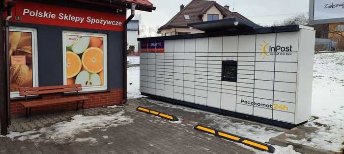Paczkomat MHA01M obok sklepu