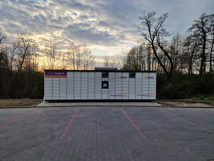 Paczkomat MHL01M Parking za sklepem
