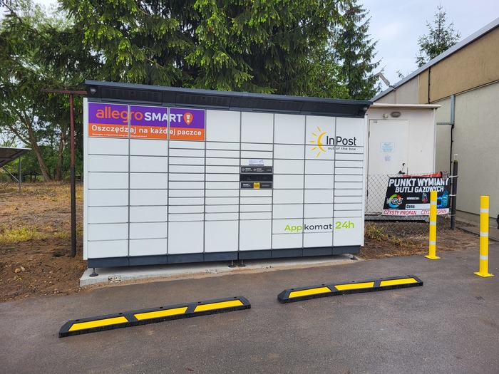 Paczkomat MHRQ01BAPP na parkingu