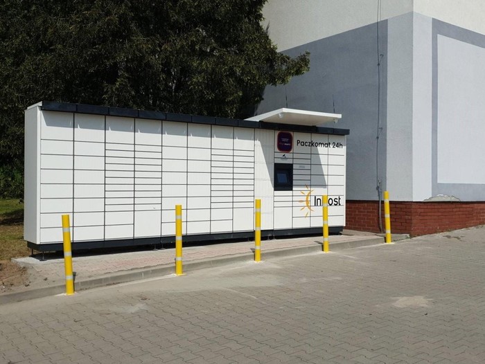 Parcel Locker MIA01M Na parkingu przy sklepie Biedronka