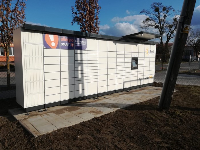 Paczkomat MID02M Przy wejściu do hurtowni
