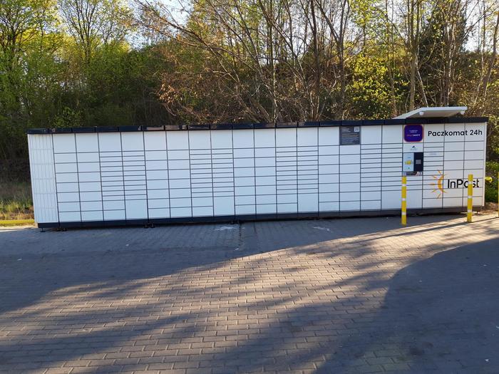 Paczkomat MID03N Na parkingu marketu Lewiatan