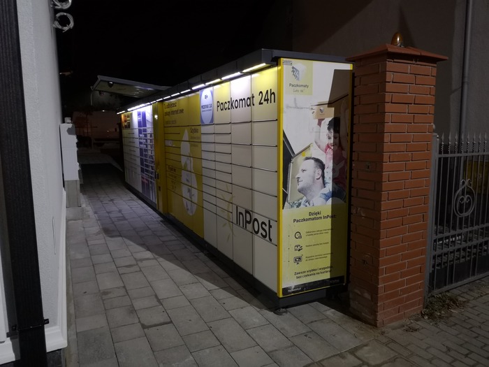 Paczkomat MIE09A Z boku budynku biurowego Jadernych 11
