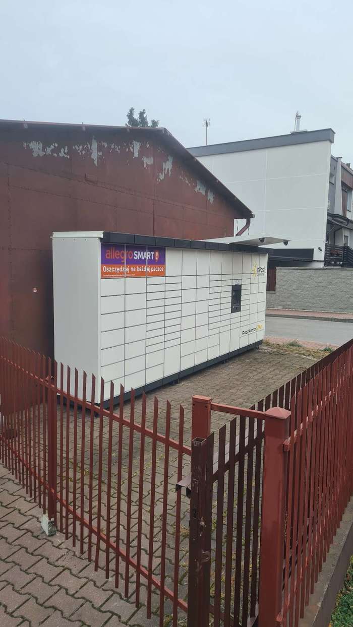 Parcel Locker MIE10M Z tyłu wypożyczalni róg Naruszewicza i Zwycięstwa