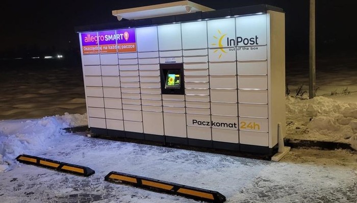 Parcel Locker MIE15M Z lewej strony stacji