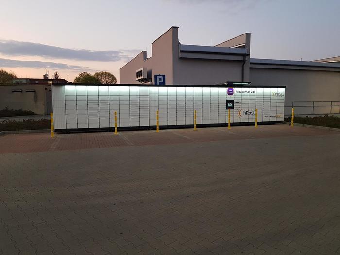 Paczkomat MIG01M Na parkingu sklepu Biedronka