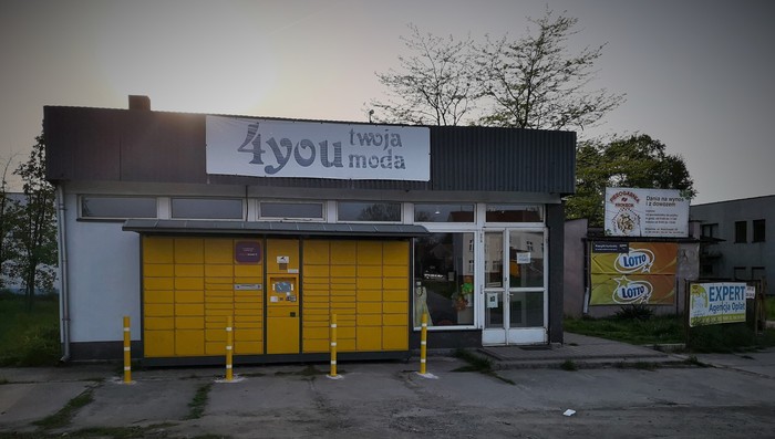 Paczkomat MIK01C Po lewej stronie od wejścia do sklepu 4you