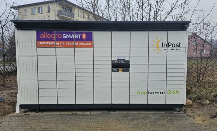Paczkomat MIM01BAPP parking przed sklepem