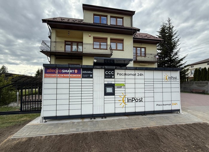 Paczkomat MIM03M parking przed sklepem