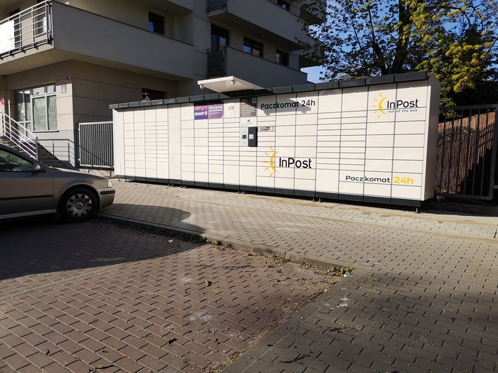 Paczkomat MIM03N Przy bloku mieszkalnym numer 4 , od strony Ośrodka szkolenia kierowców Luzz