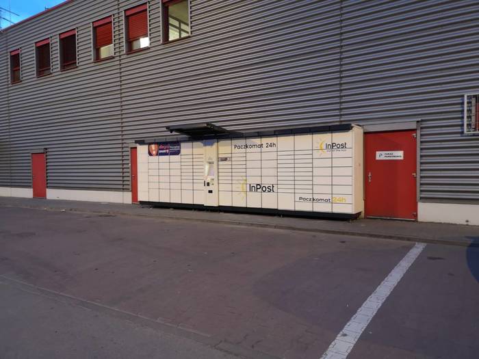 Parcel Locker MIM04A Na ścianie bocznej po lewej stronie od wejścia głównego