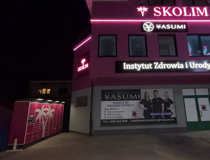 Paczkomat MIM04BAPP przed sklepem SKOLIM