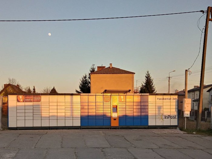 Paczkomat MIM06A Przy posesji na skrzyżowaniu