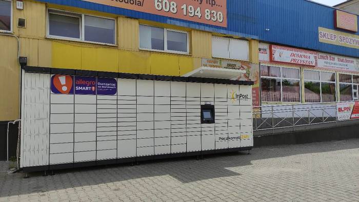 Paczkomat MIM13M Parking przed sklepem