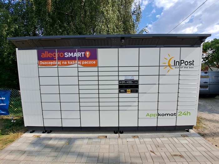 Paczkomat MIQV01BAPP Przed ogrodzeniem sklepu
