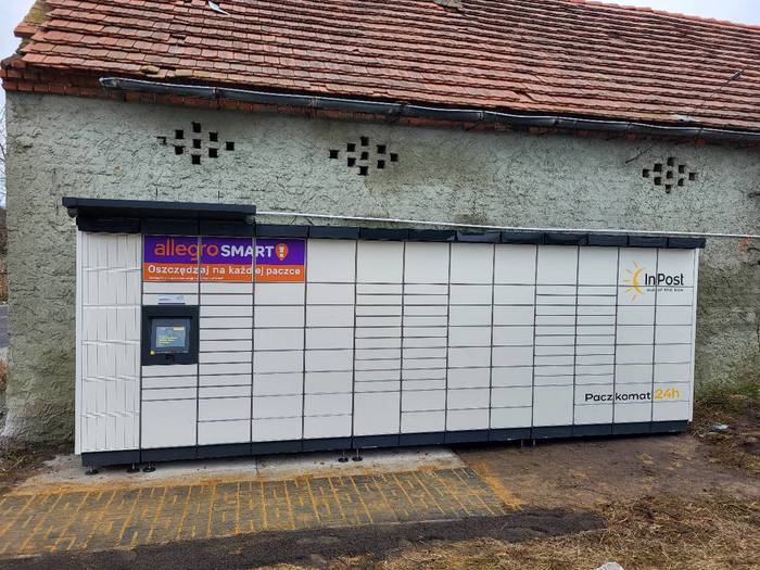 Paczkomat MIRO01M Na posesji prywatnej.