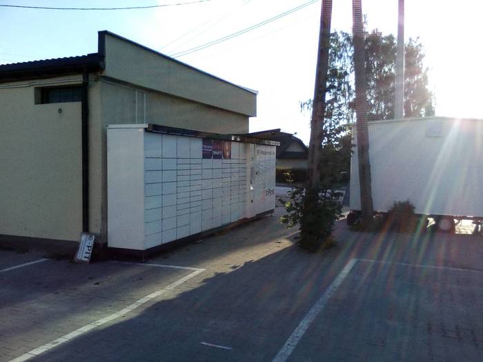 Paczkomat MIW01A Na parkingu przy sklepie Delikatesy Centrum