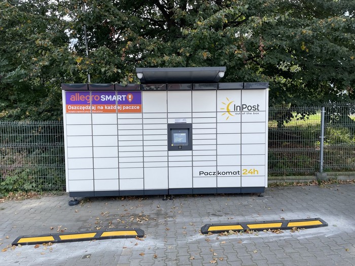 Paczkomat MIW01M parking przy myjni samochodowej