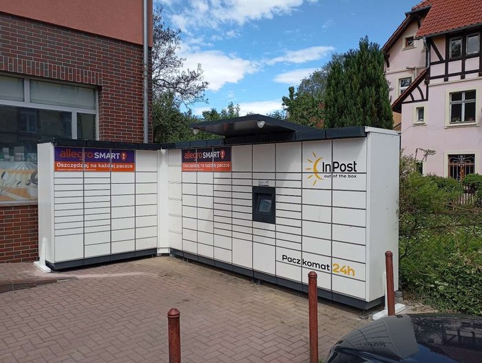 Parcel Locker MIX01M Po prawej stronie od wejścia.