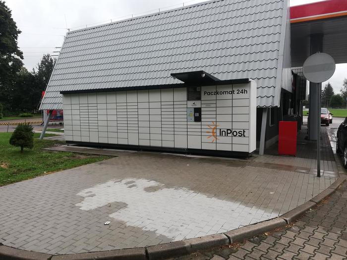 Paczkomat MIX01N Na stacji paliw Circle K, po lewej stronie od wejścia