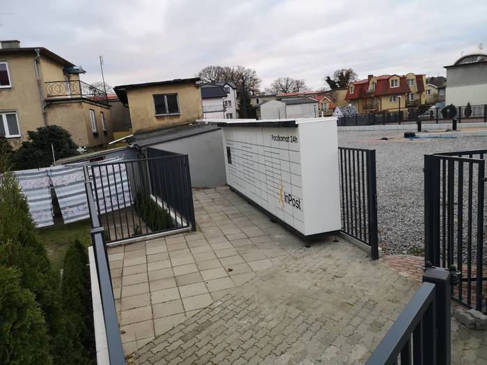 Paczkomat MIZ01M Po lewej stronie od parkingu