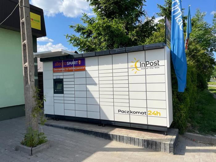Paczkomat MJQ01M Na parkingu przy sklepie Groszek