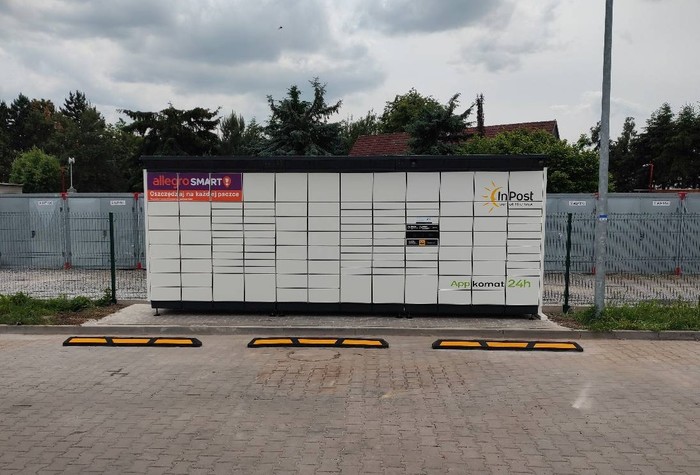 Поштомат MKD01BAPP Obok wjazdu na stację