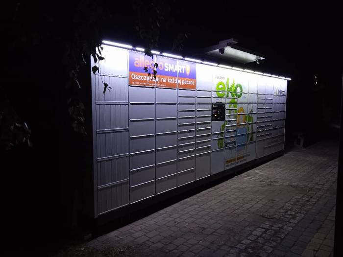 Parcel Locker MKW01APP na parkingu obok sklepu