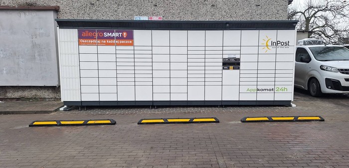 Paczkomat MKW04BAPP na parkingu przy sklepie firmowym Chatka RSP "Przełom"