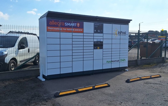 Parcel Locker MKW06BAPP przy wjeździe do serwisu caravaningu